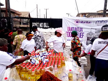 Ikeja residents laud council vice chairman over Yuletide food distribution