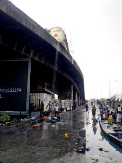 Video: Lagosians scoop diesel as tanker overturns on Liverpool Bridge