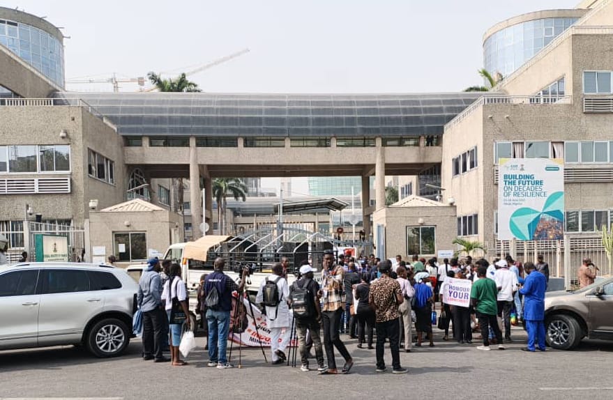 Delayed payments threaten jobs and economic growth, contractors warn