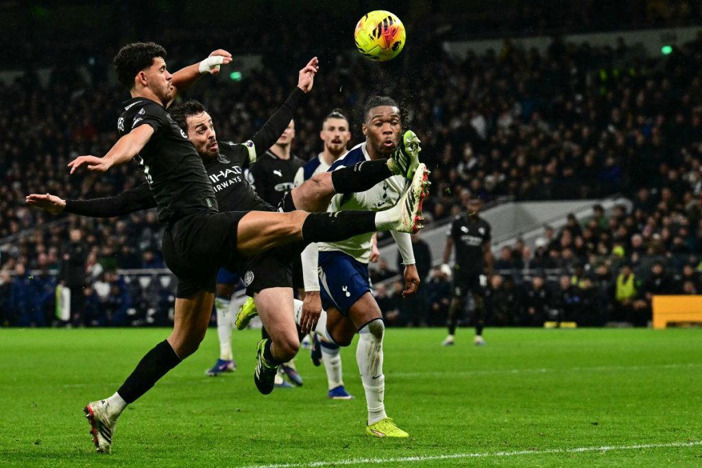 Solanke scorpion kick rescues Spurs in 2-2 draw with Man City