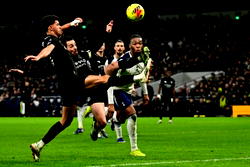 Solanke scorpion kick rescues Spurs in 2-2 draw with Man City