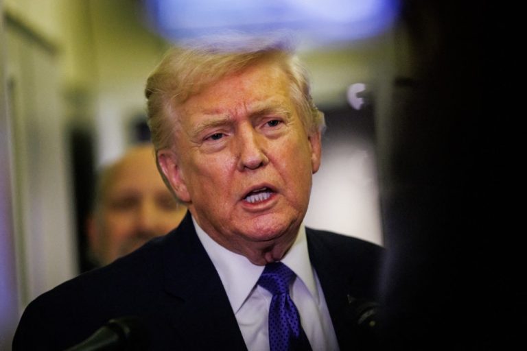 Trump annonce une augmentation des tarifs douaniers américains sur les voitures et camions de l'UE à 25%