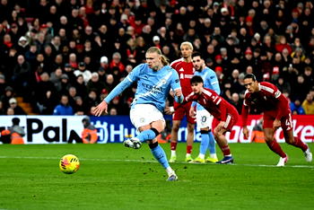Man City beat Liverpool 2-1 to rekindle title hopes