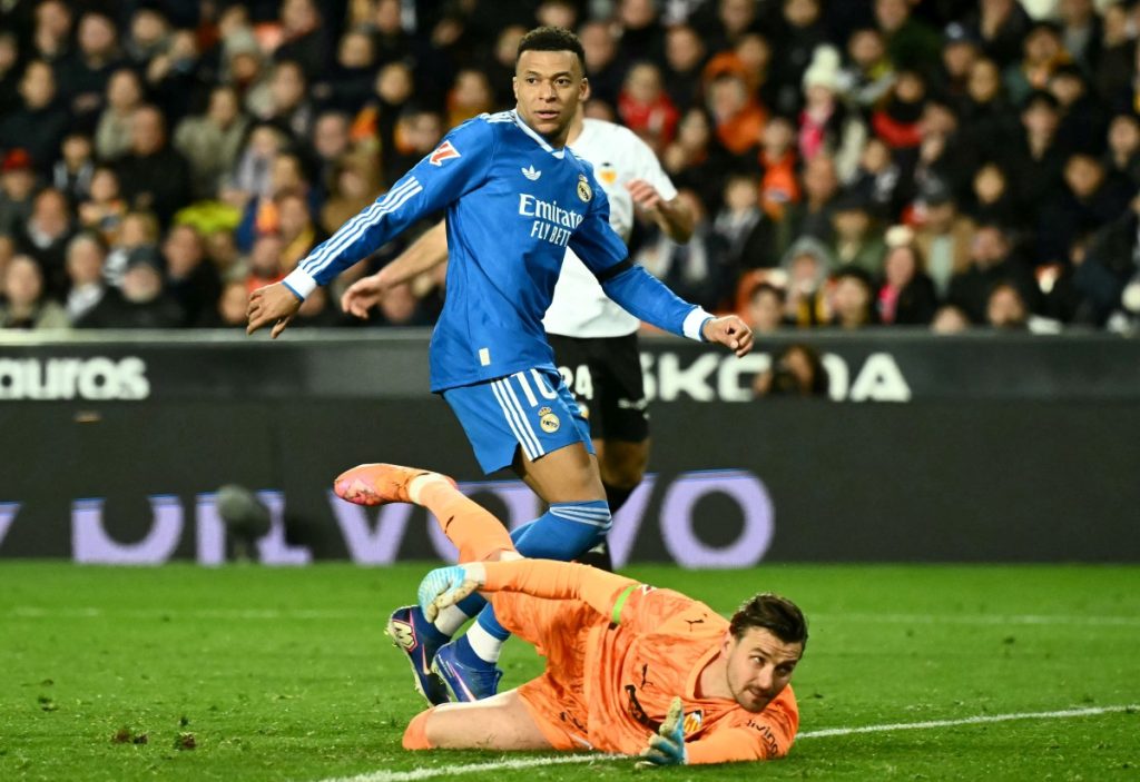 Real Madrid keep pressure on Barca with tight win at Valencia
