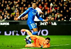 Real Madrid keep pressure on Barca with tight win at Valencia