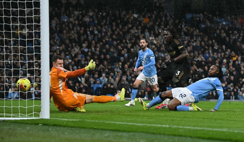Man City close in on Arsenal with 3-0 Fulham win