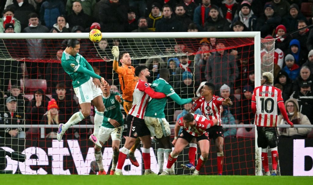 Van Dijk header sinks Sunderland to boost Liverpool’s bid for UCL