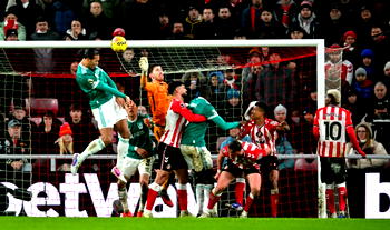 Van Dijk header sinks Sunderland to boost Liverpool’s bid for UCL