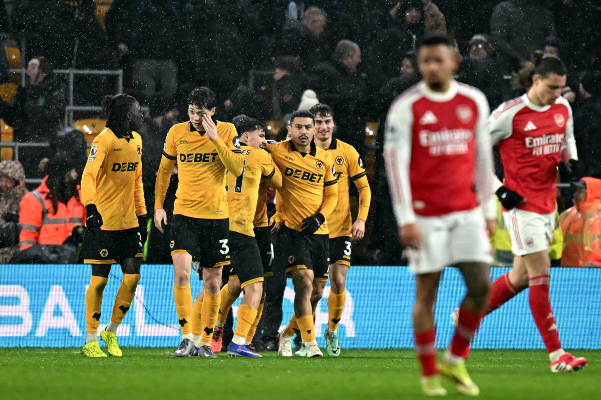 Arsenal slip again in title race, held to 2-2 draw at Wolves