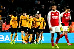 Arsenal slip again in title race, held to 2-2 draw at Wolves