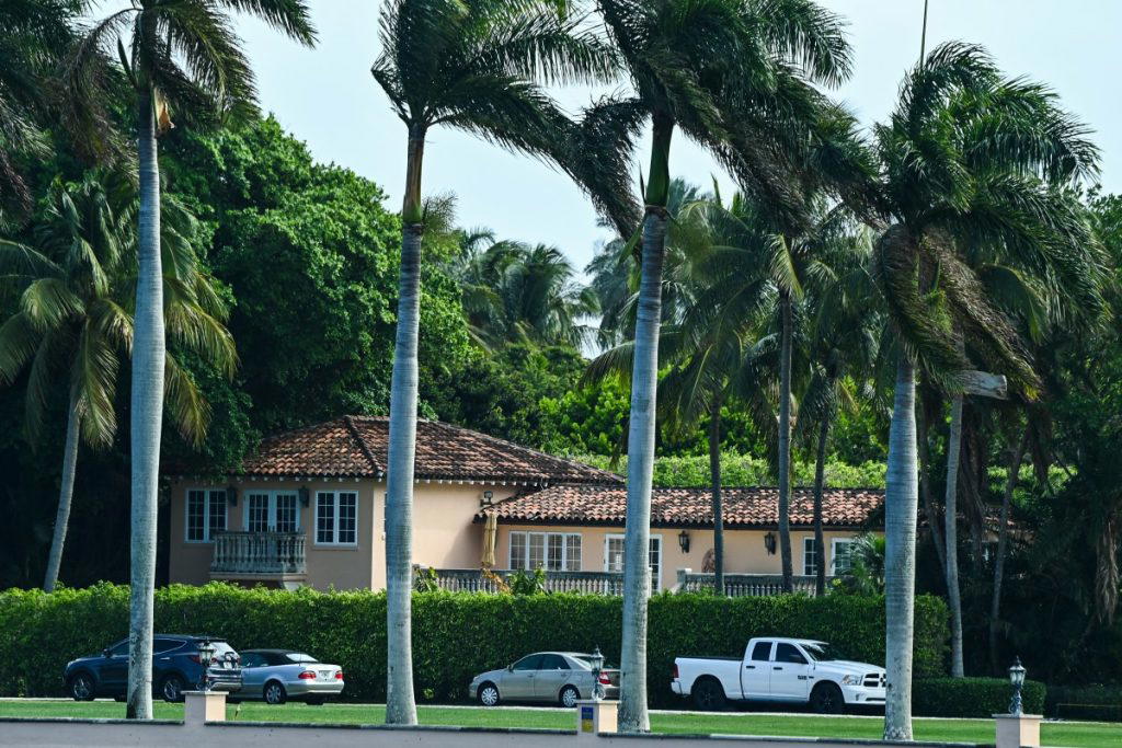 US Secret Service kills man trying to break into Trump estate