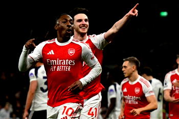 Arsenal win 4-1 at Tottenham to boost EPL title bid