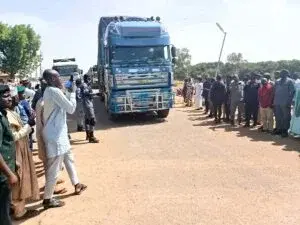 2,000 trucks exit as Kebbi borders reopen with Benin, Niger Republics