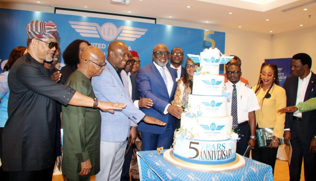 Professor Obiora Okonkwo, Chairman, United Nigeria Airline (middle) flanked by Mr Eze Anaba, Editor, Vanguard Newspapers/President, Nigerian Guild of Editors (3rd left); Chiaka Ben-Obi, member, Board of Directors (4th right); Captain Ahmad Ibrahim Mahmud, Director of Operations (3rd right); Kelechi Asuquo, Director of Human Resource (2nd right) and others during the United Nigeria Airline World Press Conference to celebrate the 5th anniversary of the Airline held in Sheraton Hotel, Ikeja, Lagos