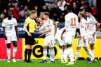 Nine-man Bayern fight to draw at Leverkusen