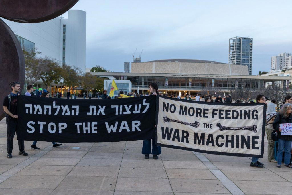 Large crowds of Israelis demonstrate opposition to conflict, confront authorities