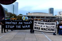 Hundreds of Israelis protest against war, clash with police