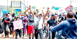 Protest: Angry youths block Akure/ Owo highway with corpses of kidnapped victims