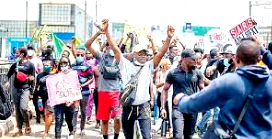 Protest: Angry youths block Akure/ Owo highway with corpses of kidnapped victims