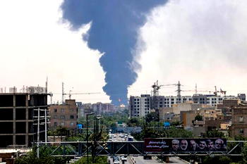 Iran, US threaten attacks on oil facilities