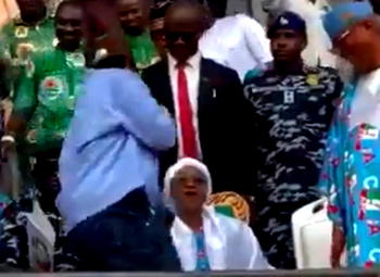 Video: Teni defies security to serenade Remi Tinubu at IWD event