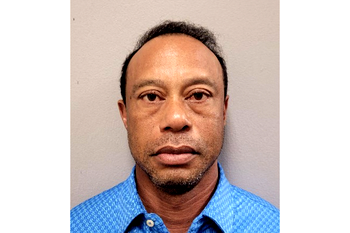 Tiger Woods says was looking at phone before crash – Accident Report