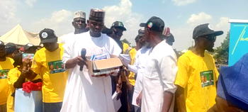APC chieftain awards scholarships to 40 students, distributes food items in Kogi
