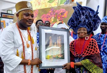 Ogun monarch presents photo at Nike Arts