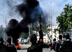 At least 22 killed, 120 injured as protesters storm US consulate in Pakistan