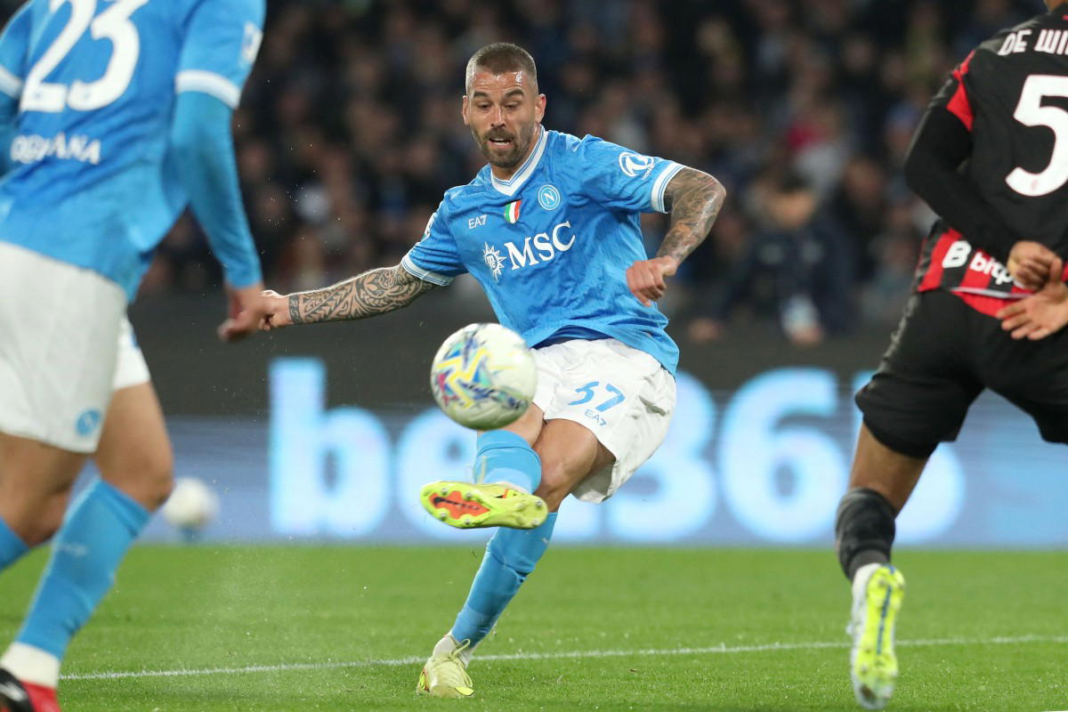 Napoli boost Serie A title defence with victory over AC Milan