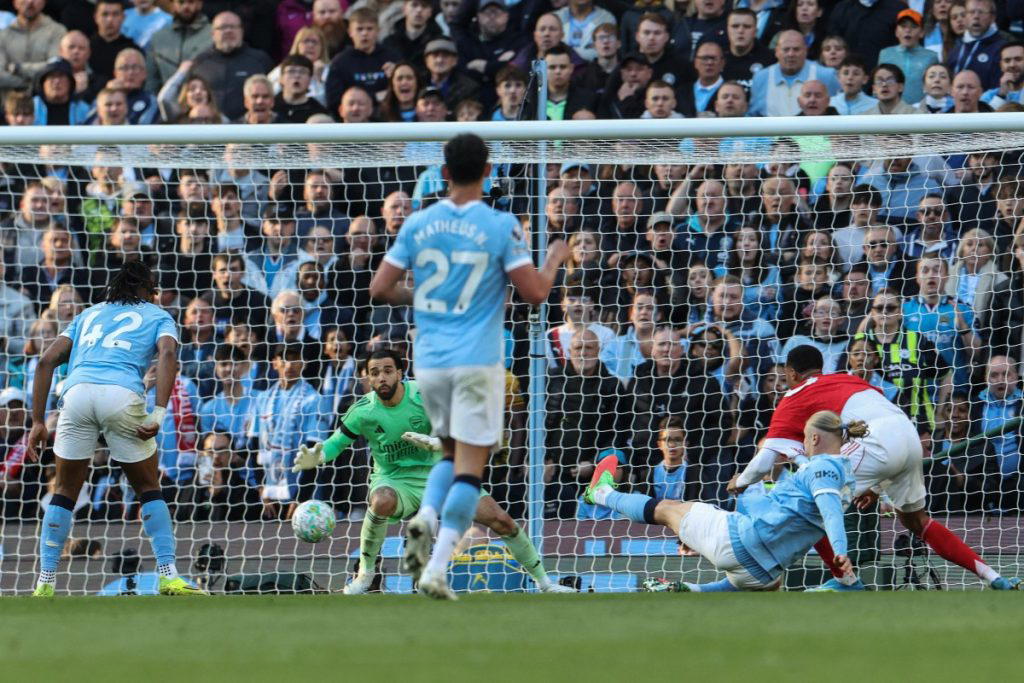 Man City beat Arsenal 2-1 to close gap at Premier League summit