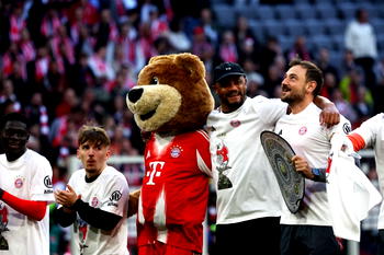 Bayern Munich sink Stuttgart to lift 35th Bundesliga title
