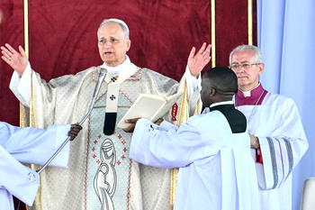 Pope brings Africa tour to Angola as Trump feud drags on