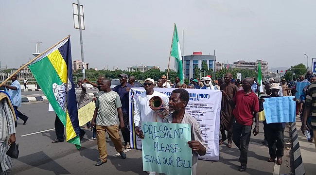 Retired police officers protest over pension scheme, block Presidential Villa gate