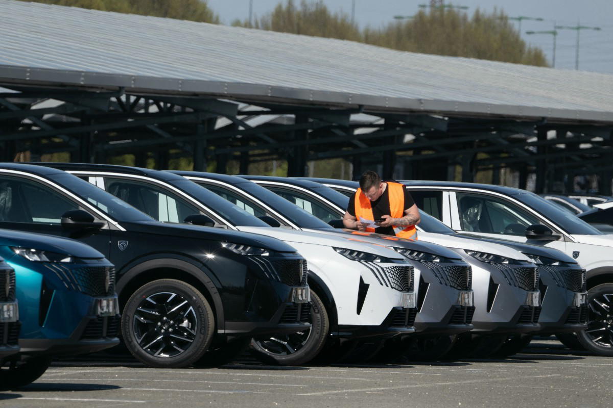 Carmaker Stellantis recalls 700,000 hybrid vehicles