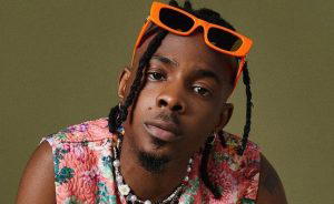 Vidéo : Des fans lancent des soutiens-gorge à Young Jonn lors du concert de Pâques à Abuja