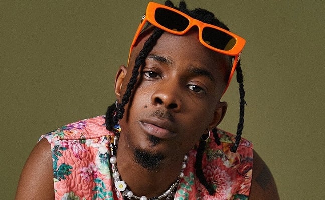 Video: Fans throw bras at Young Jonn at Abuja Easter concert