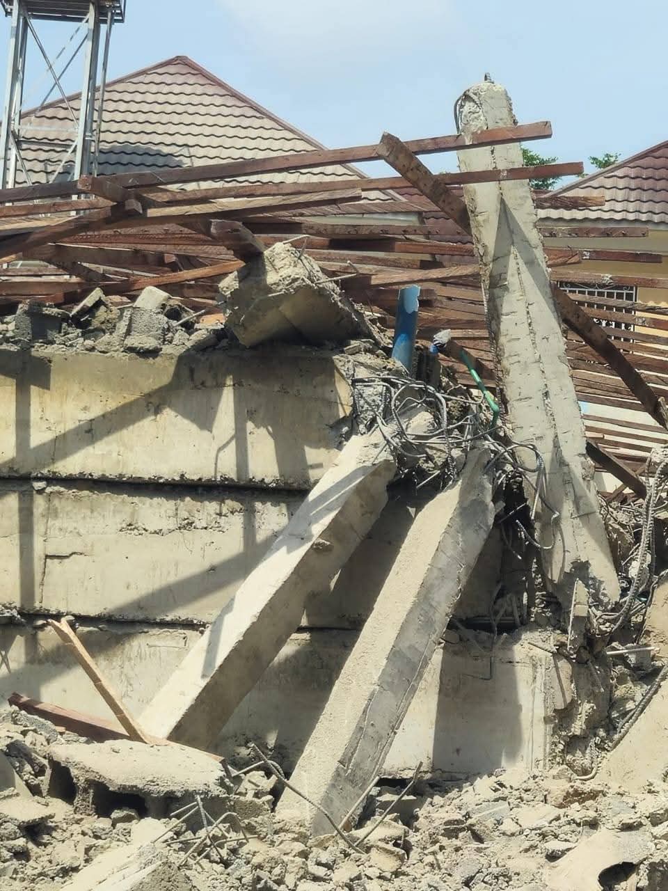 Survivant extrait des décombres 9 heures après l'effondrement d'un bâtiment à Abuja