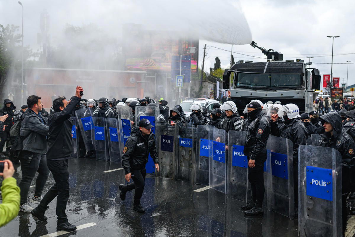 Turkish police fire tear gas, arrest dozens at May Day rallies