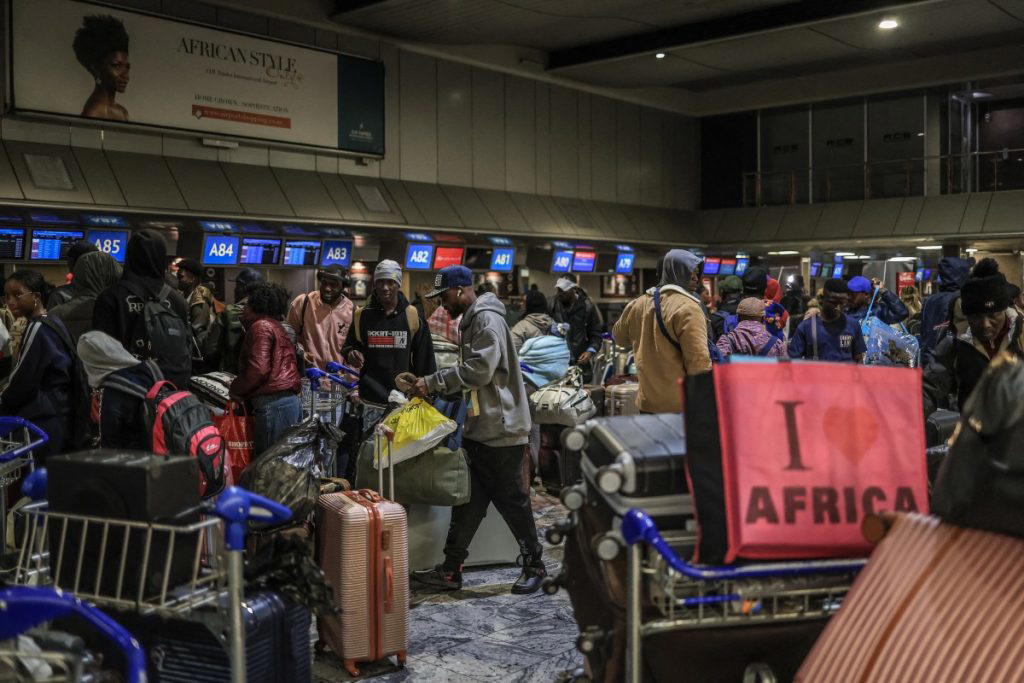 First 300 Ghanaians leave S’Africa after xenophobic tensions