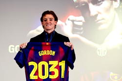 Barcelona sign winger Gordon from Newcastle
