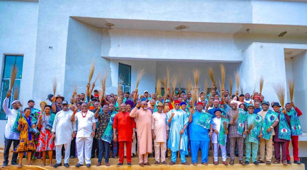 2027: Over 200 defect from PDP to APC in Abia, endorse Deputy Speaker Kalu for another term