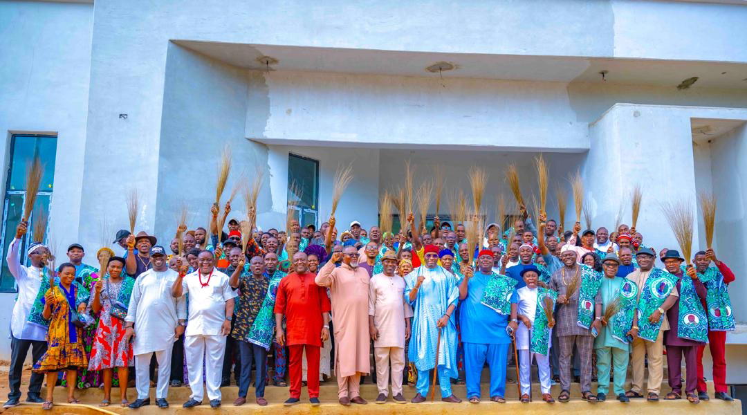 2027: Over 200 defect from PDP to APC in Abia, endorse Deputy Speaker Kalu for another term