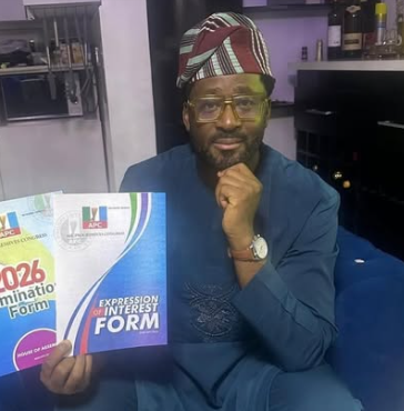 Desmond Elliot obtient un formulaire de nomination, cherche à revenir à l'Assemblée de Lagos