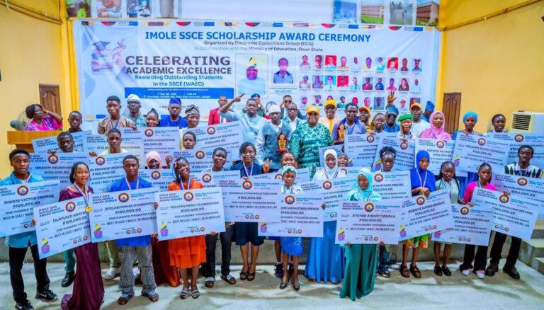 Adeleke presents cash awards to Osun WAEC best performers
