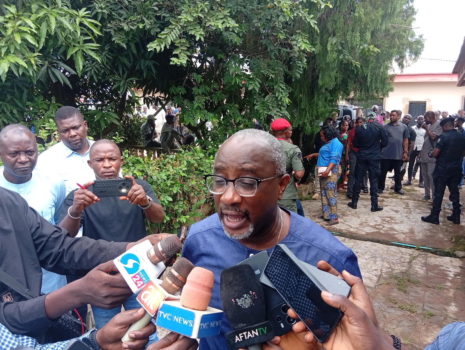 Ondo APC Primary: Thugs attack Senator Adegbonmire at polling unit