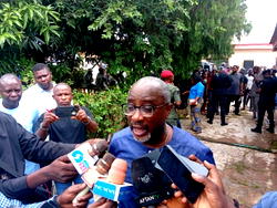 Ondo APC Primary: Thugs attack Senator Adegbonmire at polling unit