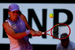 Swiatek, Svitolina cruise into French Open third round