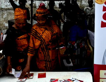 Traders turn out as Entourage takes ‘spin & win’ activation to Lagos markets