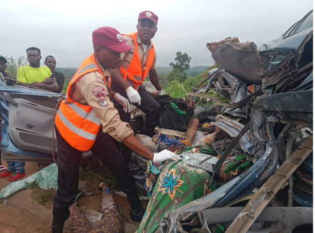 image-71 11 die as vehicle plunges off Ogun bridge